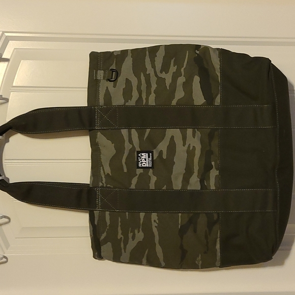 RVCA Handbags - EUC RVCA DMP tote
